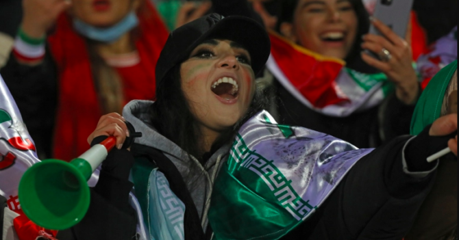 Впервые за 3 года женщины Ирана смогли прийти на национальный футбольный матч